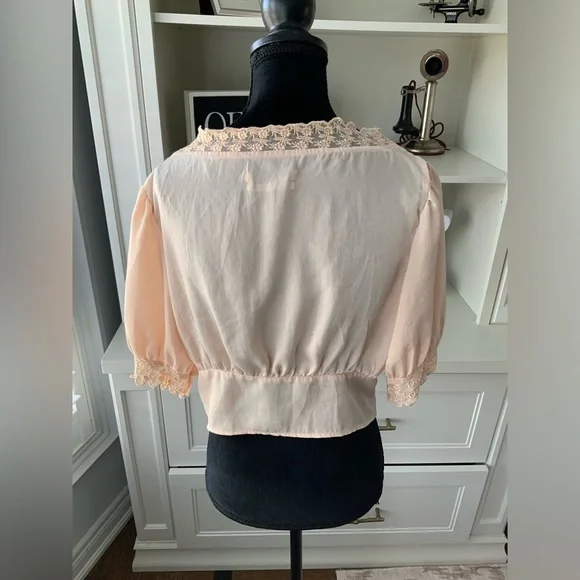 URBAN OUTFITTERS Isabella Lace Trim Satin Blouse Blush Peach Short Sleeve SZ Med - Picture 11 of 16